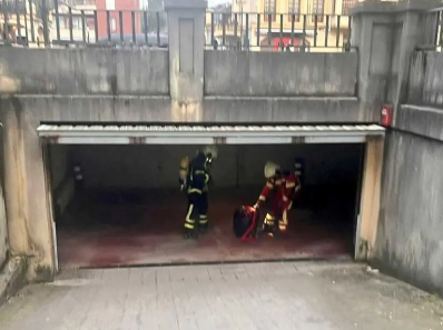 Bomberos apagan incendio en garaje comunitario en Sarón