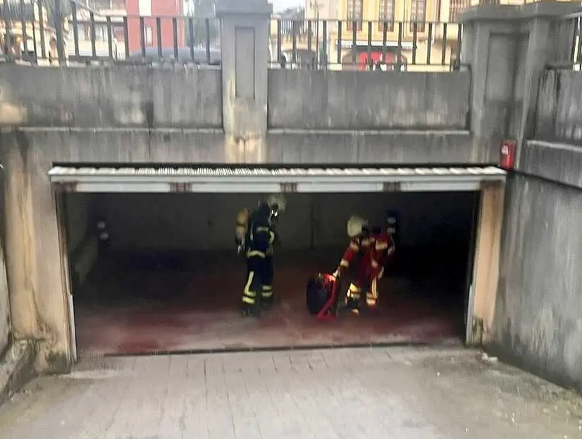 Bomberos apagan incendio en garaje comunitario en Sarón