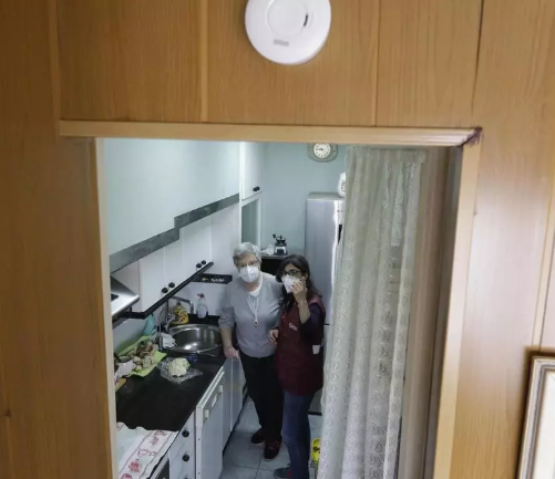 Detectores de humos en España: solo 1 de cada 4 hogares los tiene y podrían evitar el 80% de muertes