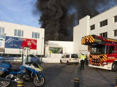 Incendio en la nave de Lanzarote Bus obliga a evacuar restaurante y gasolinera