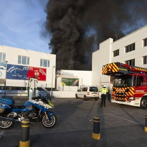 Incendio en la nave de Lanzarote Bus obliga a evacuar restaurante y gasolinera