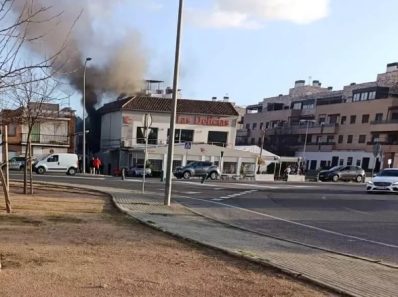 Restaurante de Córdoba arde: bomberos sofocan el fuego en la cocina