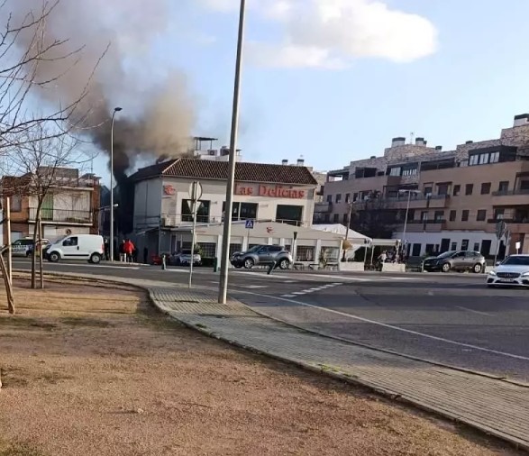 Restaurante de Córdoba arde: bomberos sofocan el fuego en la cocina