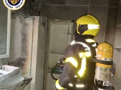 Incendio doméstico en Chiclana: dos personas atendidas por humo