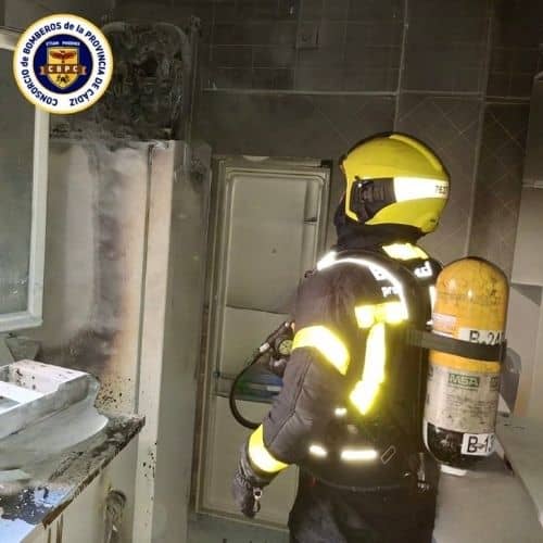 Incendio doméstico en Chiclana: dos personas atendidas por humo