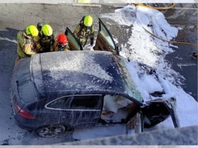 Coche de alta gama afectado por incendio en Narón